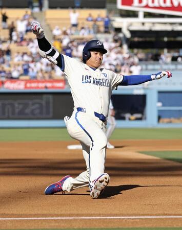 ３回、適時三塁打を放った大谷（共同）