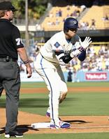 ３回、適時三塁打を放った大谷（共同）