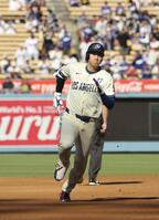 ３回、適時三塁打を放ち三塁へ向かう大谷（共同）