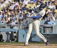 ３回、適時三塁打を放つ大谷（共同）
