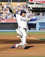 ３回、適時三塁打を放った大谷（共同）