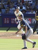 ３回、ミジオロウスキー（手前）から適時三塁打を放つ大谷（共同）