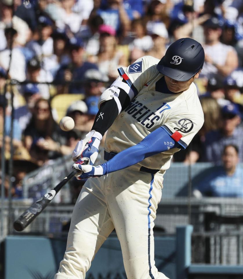 １回、三飛に倒れる大谷（共同）