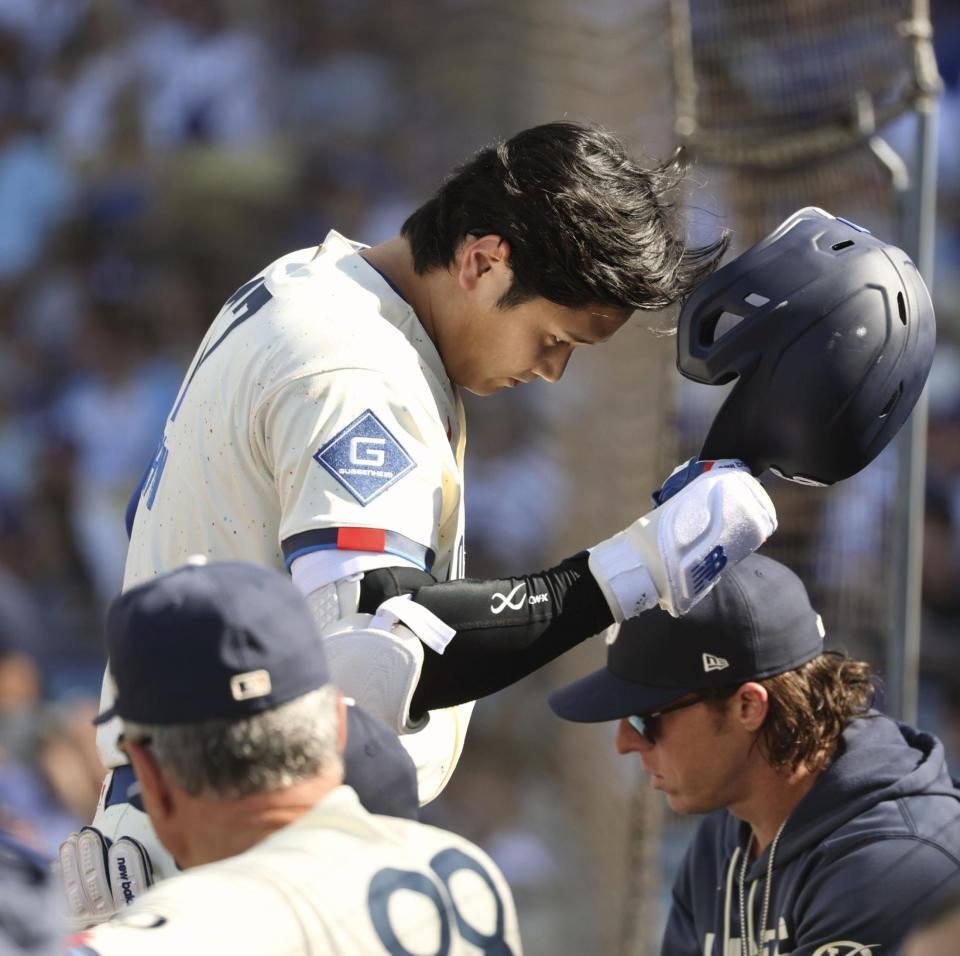 １回、三飛に倒れた大谷（共同）
