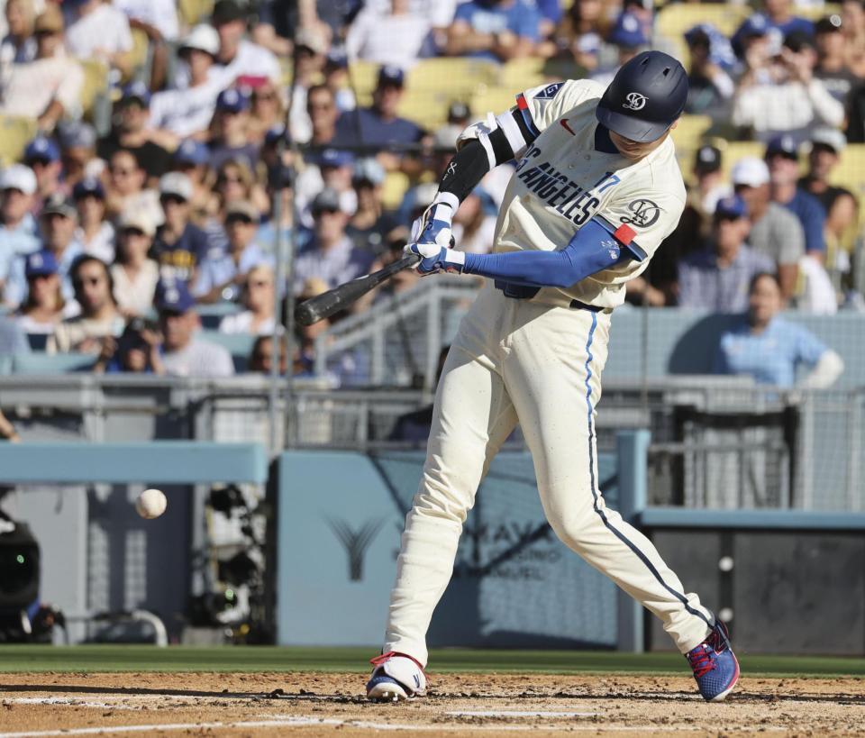 ３回、適時三塁打を放つ大谷（共同）