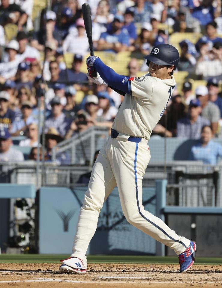 ３回、適時三塁打を放つ大谷（共同）