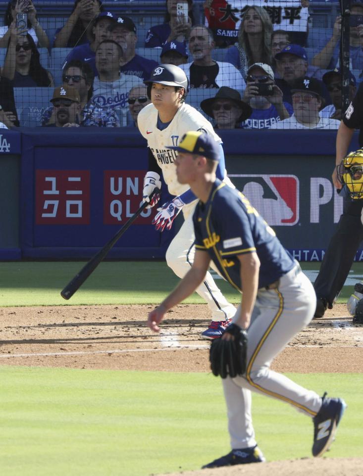 ３回、ミジオロウスキー（手前）から適時三塁打を放つ大谷（共同）