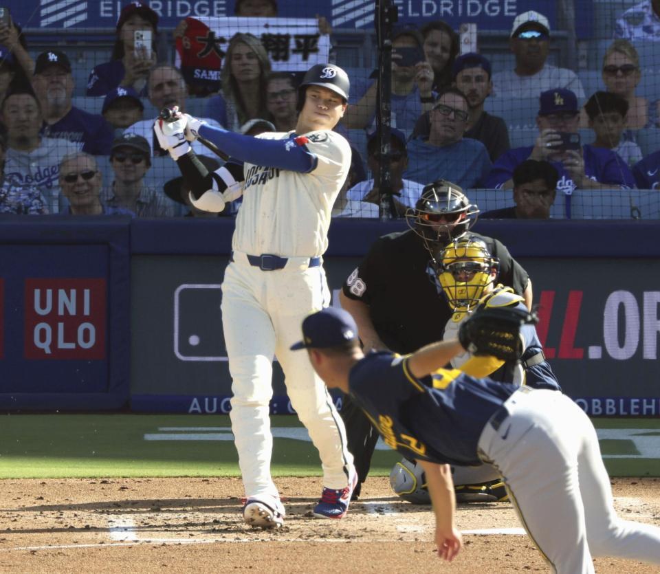 ３回、適時三塁打を放つ大谷。投手ミジオロウスキー（共同）