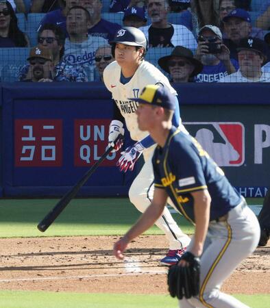 　３回、ミジオロウスキー（手前）から適時三塁打を放つドジャース・大谷（共同）