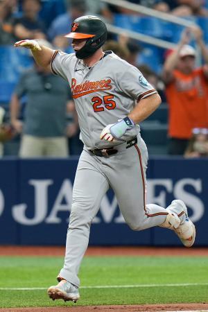 　レイズ戦でソロホームランを打ったオリオールズのアロンソ内野手＝１７日、セントピーターズバーグ（ＡＰ＝共同）