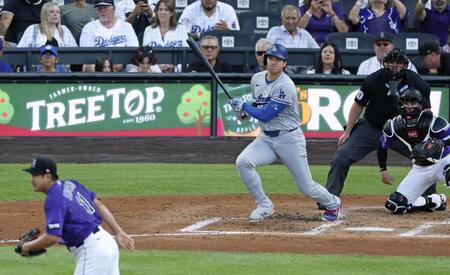 ３回、二塁へ内野安打を放つ大谷。投手菅野（共同）