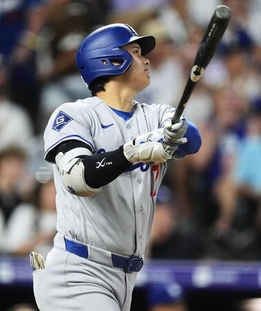 ５回、２８号ソロを放つ大谷（ＡＰ＝共同）