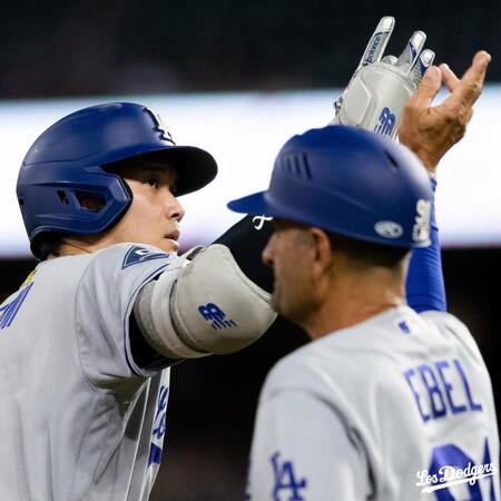６回、２打席連続となる２９号２ランを放ち、コーチとタッチを交わす大谷（左）＝ロサンゼルス・ドジャース提供
