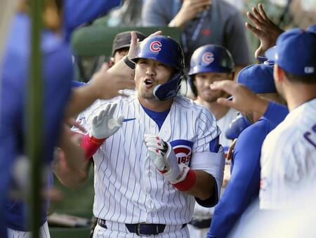 １回、２２号ソロを放ちタッチを交わす鈴木（ＭＬＢ提供・ゲッティ＝共同）