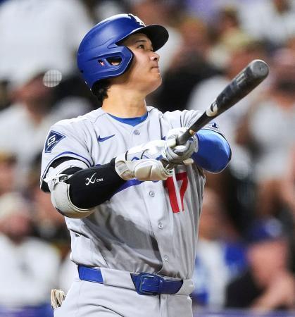　ロッキーズ戦の６回、２打席連続の本塁打となる２９号２ランを放ち、打球の行方を見つめるドジャース・大谷＝デンバー（ＡＰ＝共同）