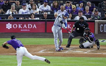 ５回、２８号ソロを放つ大谷。投手菅野（共同）