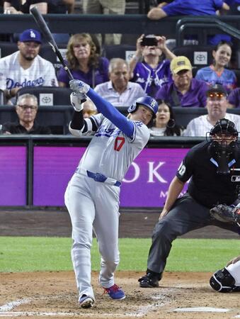５回、２８号ソロを放つ大谷（共同）