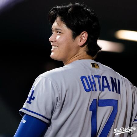 ６回、２打席連続の２９号を放ちベンチで笑みを浮かべる大谷(ロサンゼルス・ドジャース提供)