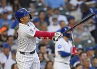 １回、本塁打を放つ鈴木（共同）