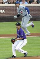 ３回、大谷（奥）に内野安打を打たれた菅野（共同）