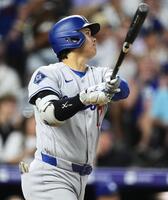 ５回、２８号ソロを放つ大谷（ＡＰ＝共同）