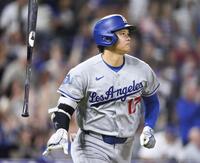 　ロッキーズ戦の６回、２打席連続の本塁打となる29号２ランを放ったドジャース・大谷＝デンバー（ＡＰ＝共同）