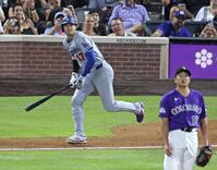 ５回、菅野（右）から２８号ソロを放った大谷（共同）