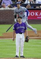 ５回、大谷（奥）に本塁打を浴びた菅野（共同）