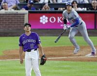 ５回、大谷（右）に本塁打を浴びた菅野（共同）