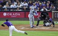 ５回、２８号ソロを放つ大谷。投手菅野（共同）