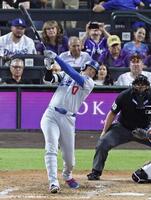 ５回、２８号ソロを放つ大谷（共同）
