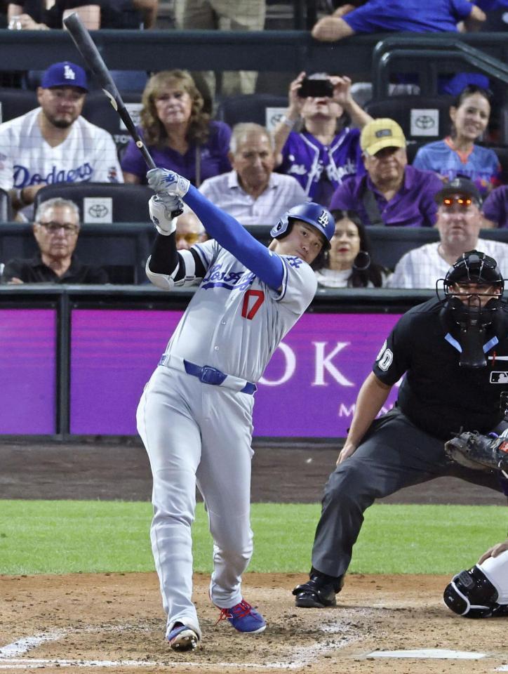 ５回、２８号ソロを放つ大谷（共同）