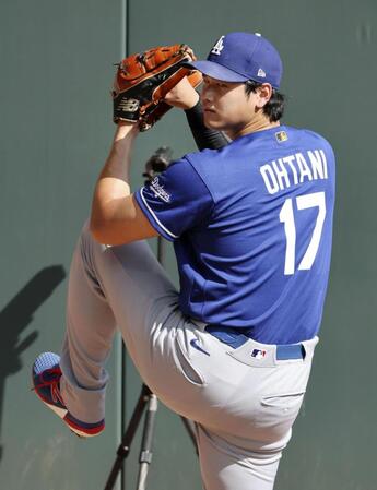 　ブルペンで投球練習するドジャース・大谷＝デンバー（共同）