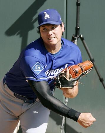 　ブルペンで投球練習するドジャース・大谷＝デンバー（共同）