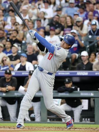 　米大リーグ、ロッキーズ戦の３回、30号２ランを放つドジャース・大谷翔平。６年連続で30本塁打に到達した＝18日、デンバー（共同）