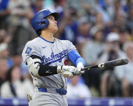 　米大リーグ、ロッキーズ戦の３回、６年連続の30本塁打となる２ランを放つドジャース・大谷翔平＝18日、デンバー（ＡＰ＝共同）