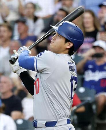 　米大リーグ、ロッキーズ戦の３回、30号２ランを放つドジャース・大谷翔平。６年連続で30本塁打に到達した＝18日、デンバー（共同）