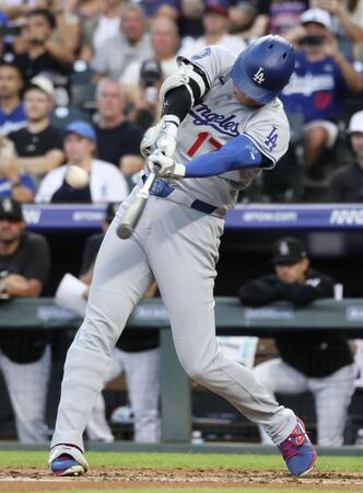 　ロッキーズ戦の３回、30号２ランを放つドジャース・大谷＝デンバー（共同）