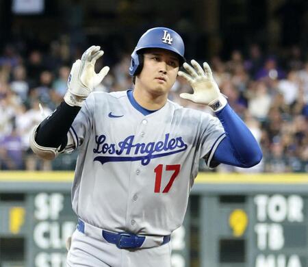 　ロッキーズ戦の３回、30号２ランを放ち、塁を回るドジャース・大谷＝デンバー（共同）