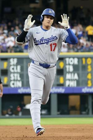 　ロッキーズ戦の３回、30号２ランを放ち、塁を回るドジャース・大谷＝デンバー（共同）