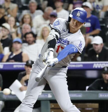 　ロッキーズ戦の６回、二ゴロを放つドジャース・大谷。失策で出塁する＝デンバー（共同）