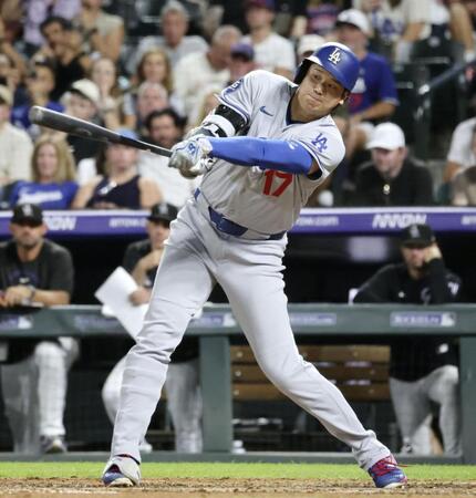 　ロッキーズ戦の６回、二ゴロを放つドジャース・大谷。失策で出塁する＝デンバー（共同）