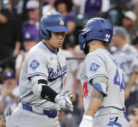 　ロッキーズ戦の３回、30号２ランを放ち、パヘス（右）とタッチを交わすドジャース・大谷＝デンバー（共同）