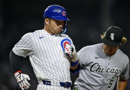 　ホワイトソックス戦の２回、遊ゴロに倒れたカブス・鈴木。右は一塁手村上＝シカゴ（共同）