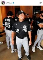 ユニホームを着た八木通訳。ホワイトソックスの公式インスタグラム（ｗｈｉｔｅｓｏｘ）より
