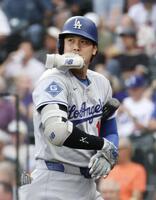 　ロッキーズ戦の１回、空振り三振に倒れたドジャース・大谷＝デンバー（共同）