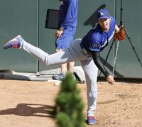 　ブルペンで投球練習するドジャース・大谷＝デンバー（共同）