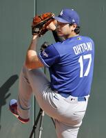 　ブルペンで投球練習するドジャース・大谷＝デンバー（共同）