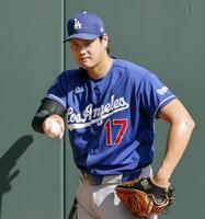 　ブルペンで投球練習するドジャース・大谷＝デンバー（共同）