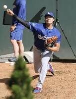 　ブルペンで投球練習するドジャース・大谷＝デンバー（共同）